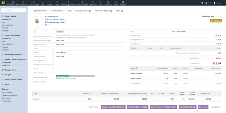 Strona faktury z zielonym znacznikiem statusu Zaakceptowana, klikalnym numerem KSeF na niebiesko i wyłączonym przyciskiem Modyfikuj